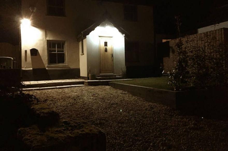 Period Cottage Pizza Oven, South Gardens balau decking, 5 bathrooms - Sleeps 10