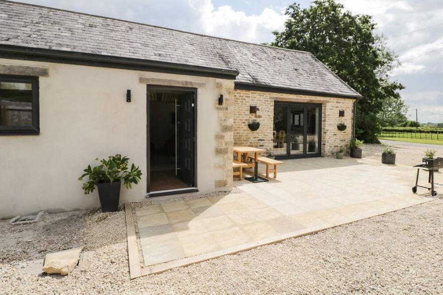 THE OLD STABLES, pet friendly, with a garden in Gillingham