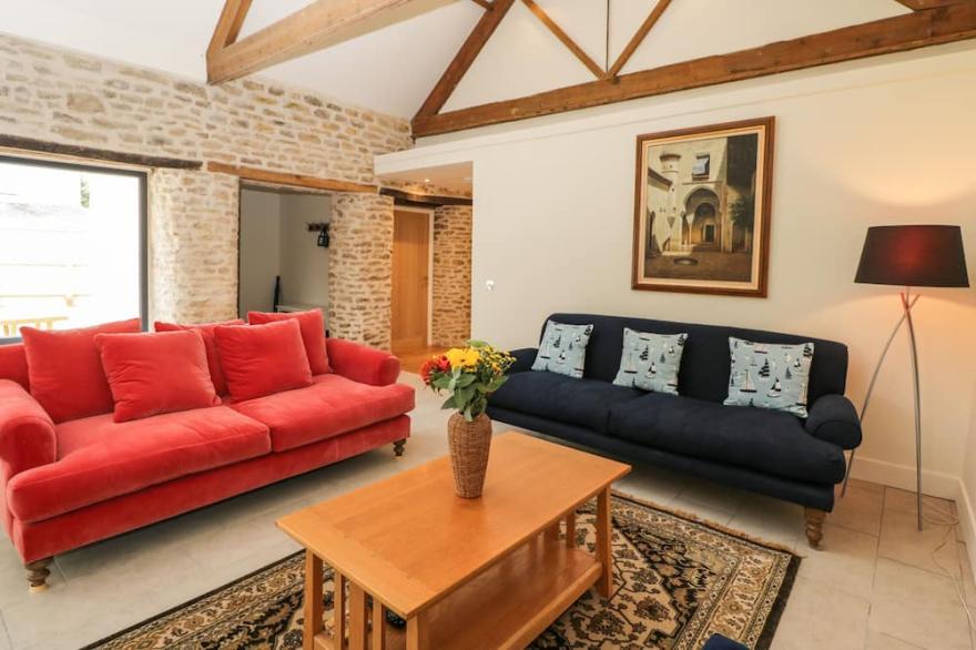 THE OLD STABLES, pet friendly, with a garden in Gillingham
