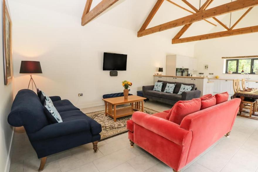 THE OLD STABLES, pet friendly, with a garden in Gillingham
