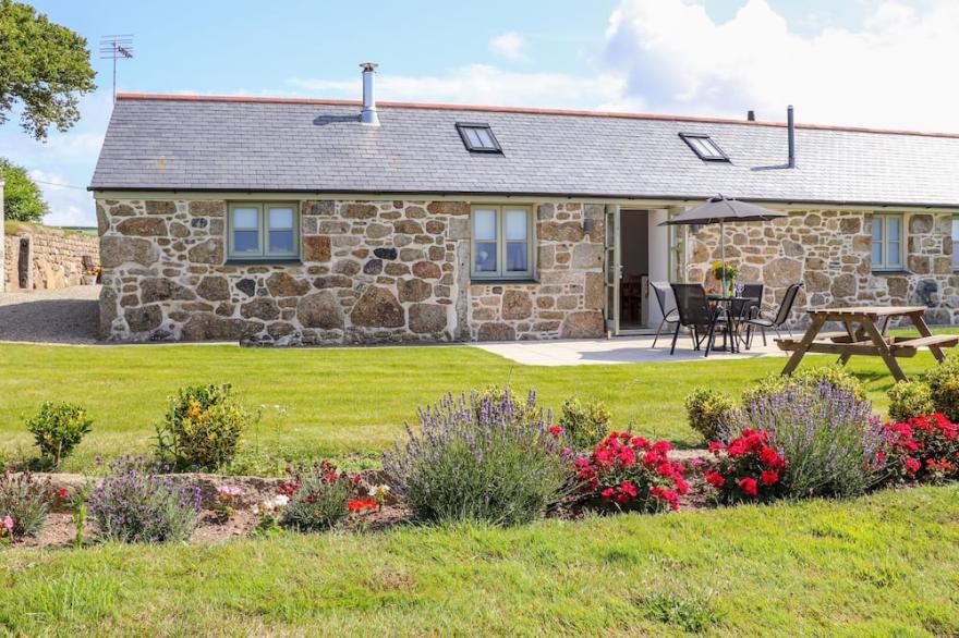 PEN TEWAN, family friendly, character holiday cottage in Sennen