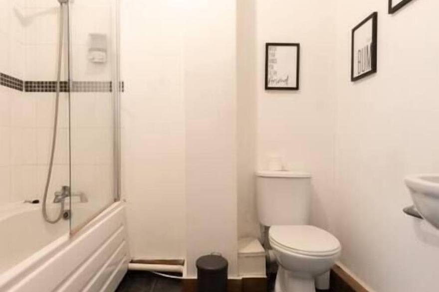 Emerald - 2 bedroom flat - sleeps 5 with parking.