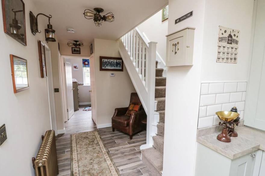 STATION MASTERS COTTAGE, pet friendly, with open fire in Blakedown