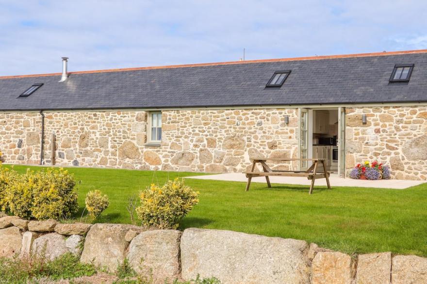 AN GARTH, family friendly, character holiday cottage in Sennen