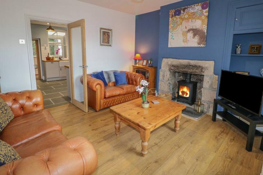 PEAK VIEW, pet friendly, character holiday cottage in Matlock