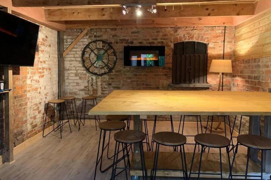 The Carriage House. Sleeps 24. York 6m.
