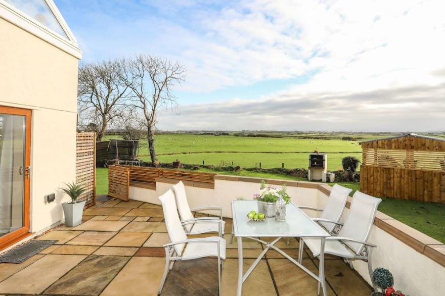 ANGLESEY HOLIDAY LET, romantic, with hot tub in Rhosneigr