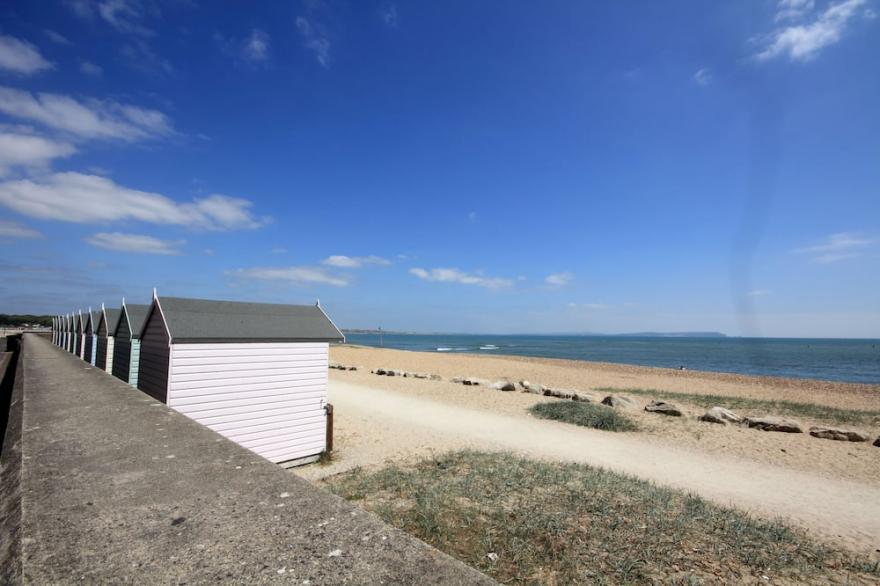 Drop Anchor, by the beach in Mudeford - *** No Booking Fees ***