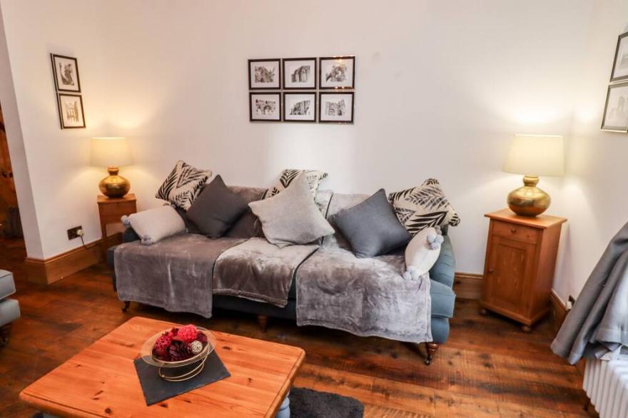 CHARLOTTE HOUSE, pet friendly, character holiday cottage in Whitby