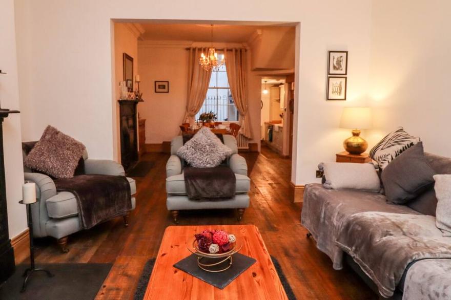 CHARLOTTE HOUSE, pet friendly, character holiday cottage in Whitby