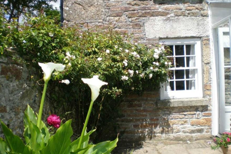 Pretty Cornish Cottage near Porthleven & coast, private garden & parking