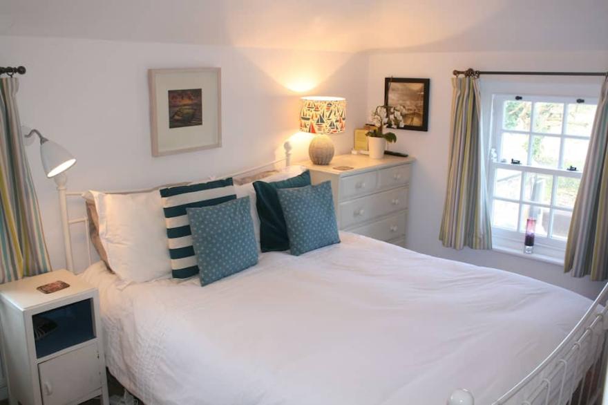 Pretty Cornish Cottage near Porthleven & coast, private garden & parking
