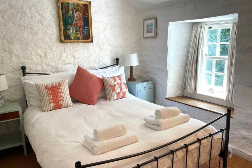 Pretty Cornish Cottage near Porthleven & coast, private garden & parking