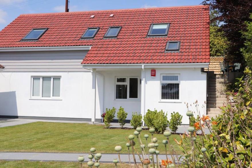 THE CREST, family friendly, with a garden in Helston