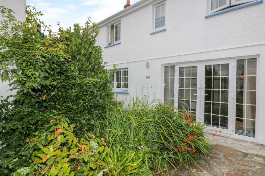 HOMELEA, pet friendly, character holiday cottage in Cubert