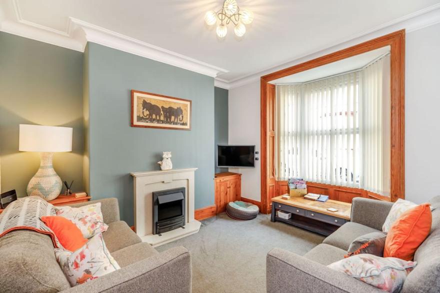 SALTY FOX, pet friendly, character holiday cottage in Whitby