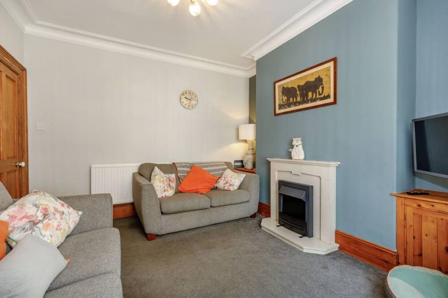 SALTY FOX, pet friendly, character holiday cottage in Whitby