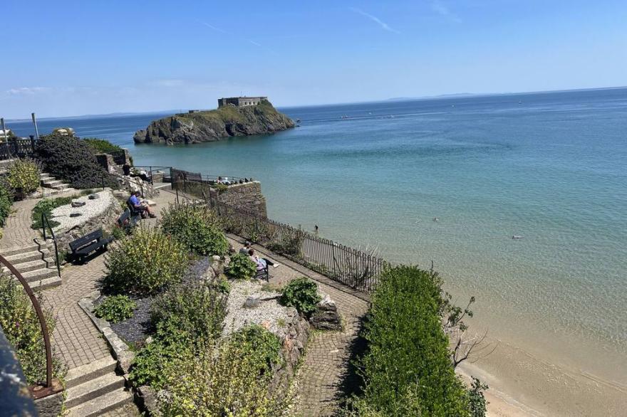 SEA DRIFT, family friendly, country holiday cottage in Tenby