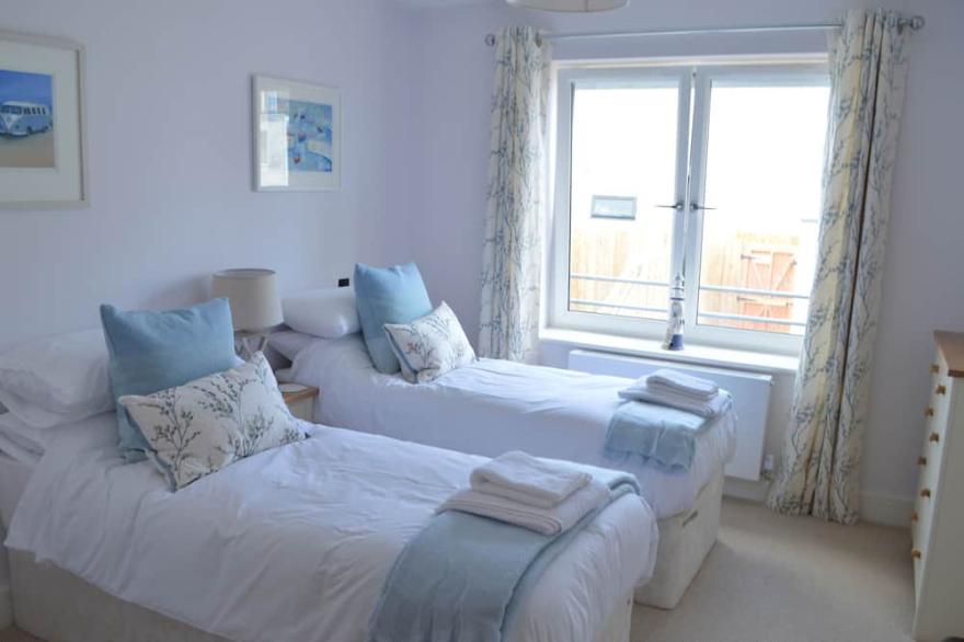 Modern 3-Bed Townhouse, Newquay, Sleeps 6, Beach 300m, 5 min walk to town centre