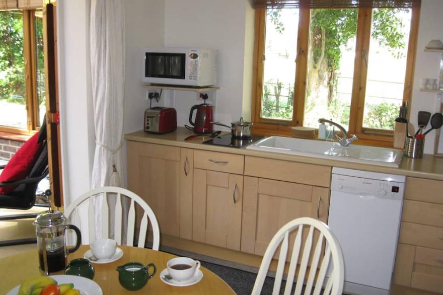 SELF CATERING en-suite STUDIO APARTMENT ACCOMMODATION