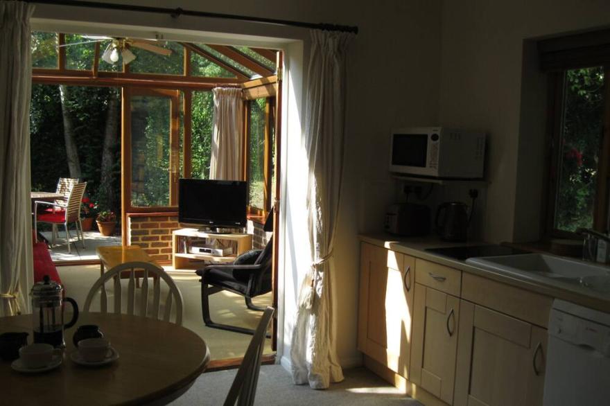 SELF CATERING en-suite STUDIO APARTMENT ACCOMMODATION