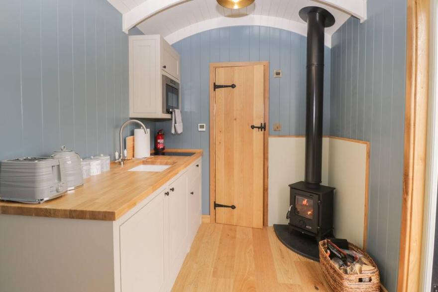 HONEYSUCKLE HUT, MYRTLE FARM, romantic, with hot tub in Warmley