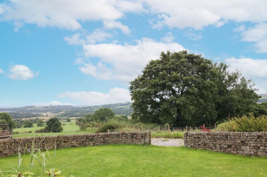 LAKE VIEW COTTAGE, pet friendly, character holiday cottage in Leek