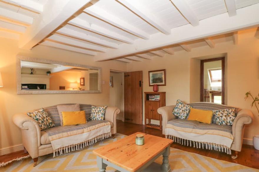 LAKE VIEW COTTAGE, pet friendly, character holiday cottage in Leek