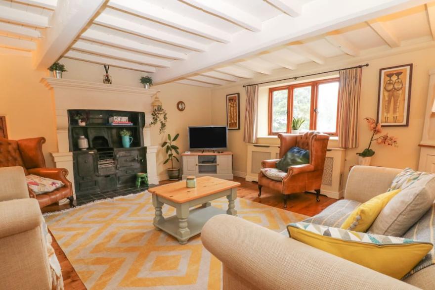 LAKE VIEW COTTAGE, pet friendly, character holiday cottage in Leek