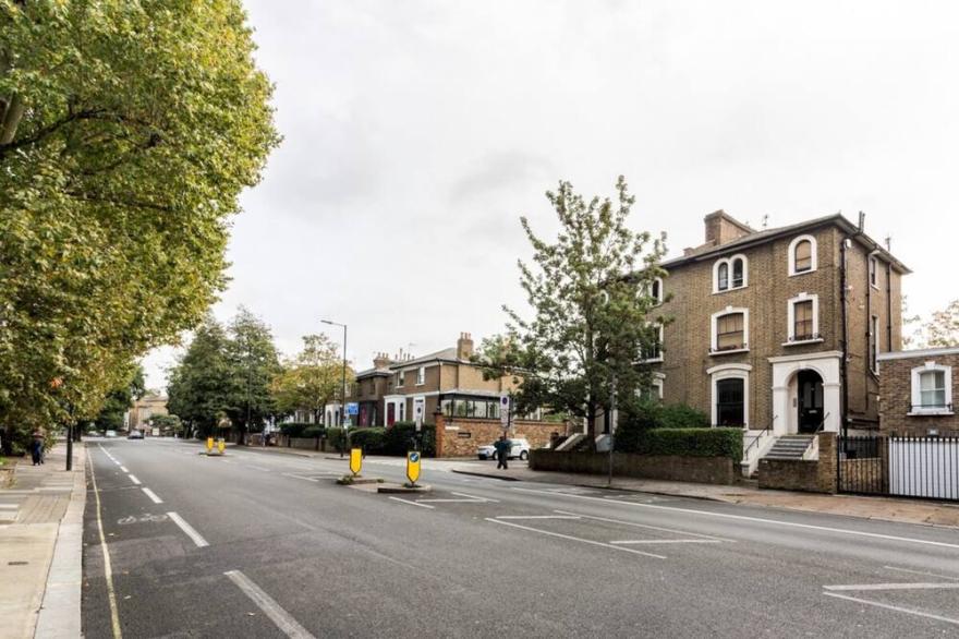 Airy Shepherds Bush Apartment