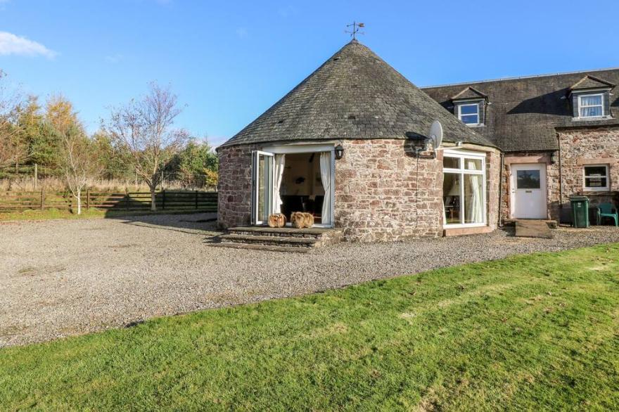 THE ROUNDHOUSE, family friendly, luxury holiday cottage in Blackford