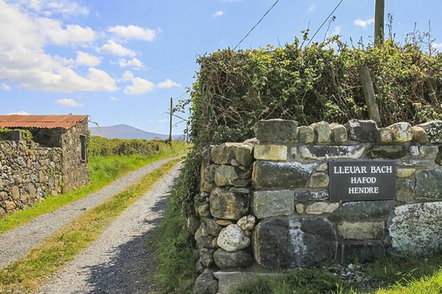 HENDRE, family friendly, character holiday cottage in Pontllyfni