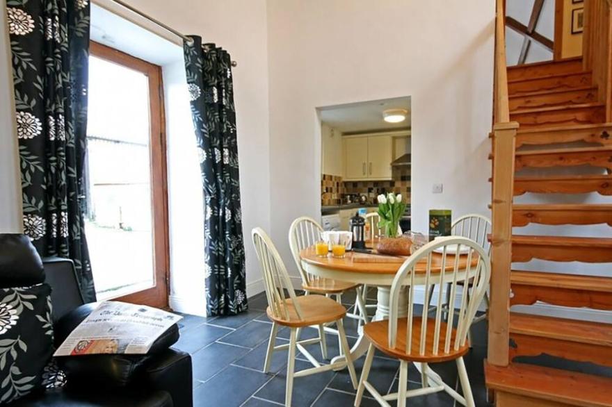HENDRE, family friendly, character holiday cottage in Pontllyfni