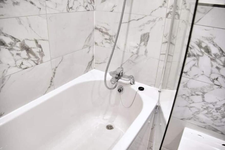 Stunning New Modern 2 Bedroom flat with Parking near Windsor Castle