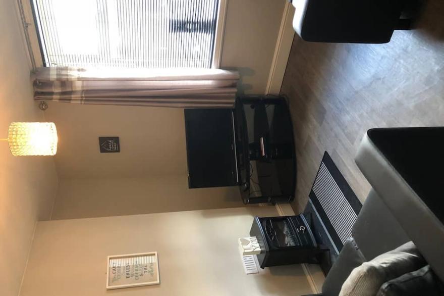 Dog friendly Cottage close to all amenities, beach. Parking & WI-FI.