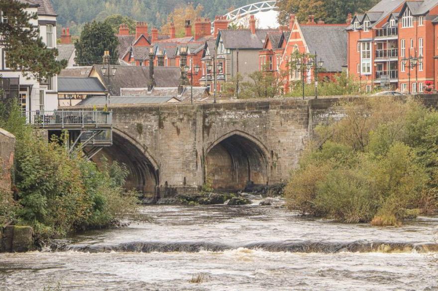 CHURCH STREET COTTAGE, pet friendly, with open fire in Llangollen
