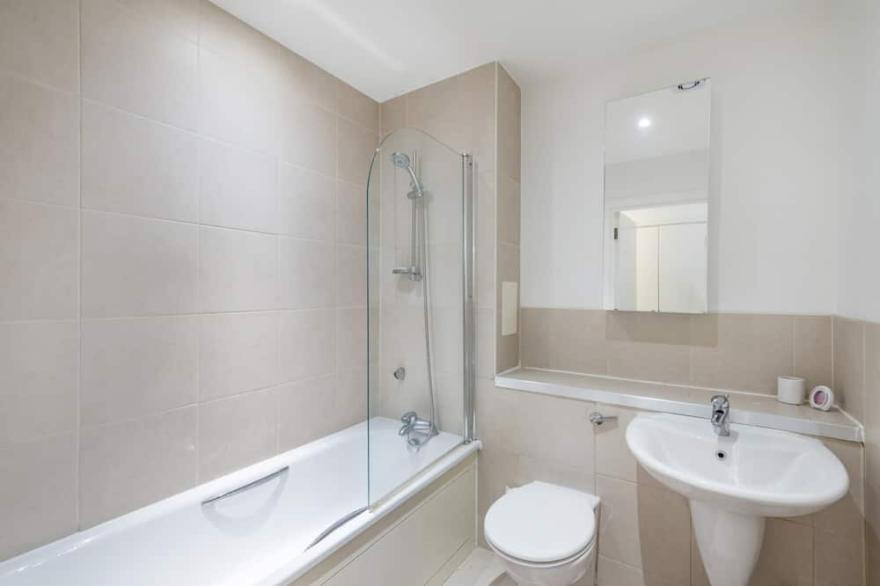 Modern Stratford 2 bed pad