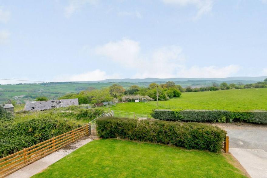 PEN Y GAER, family friendly, with hot tub in Llannefydd