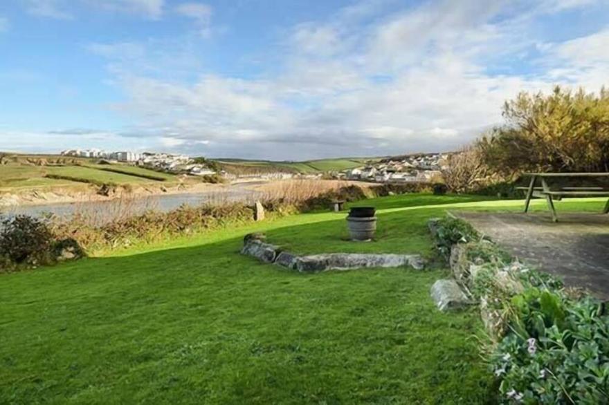 PORTH VIEW, pet friendly, luxury holiday cottage in Porth