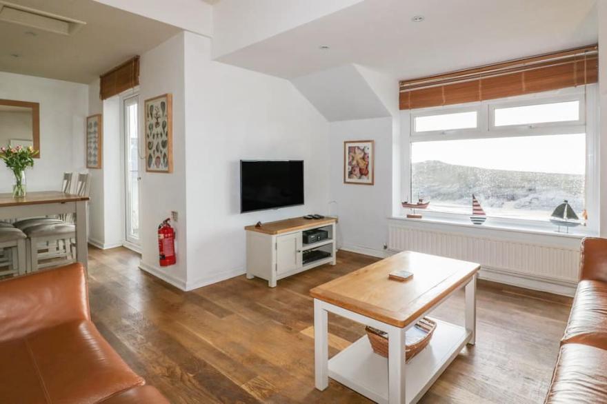 PORTH VIEW, pet friendly, luxury holiday cottage in Porth