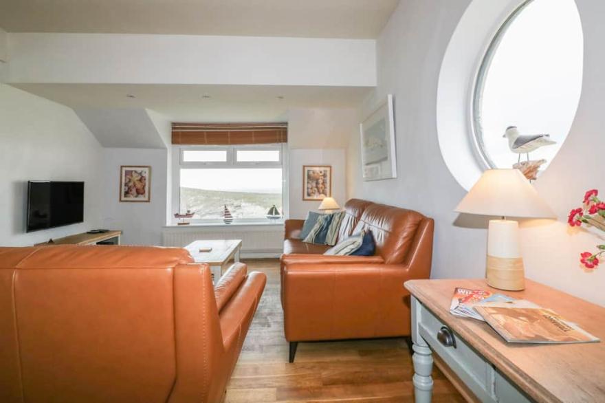 PORTH VIEW, pet friendly, luxury holiday cottage in Porth