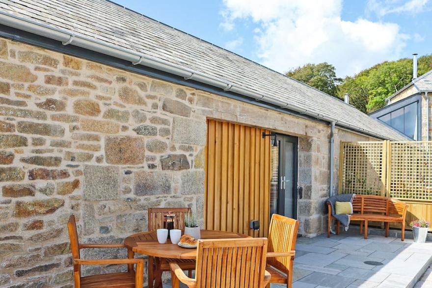 THE STABLE, BOSKENSOE BARNS, pet friendly in Mawnan Smith