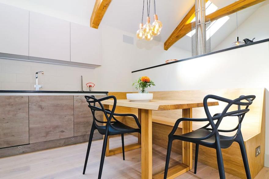 THE STABLE, BOSKENSOE BARNS, pet friendly in Mawnan Smith