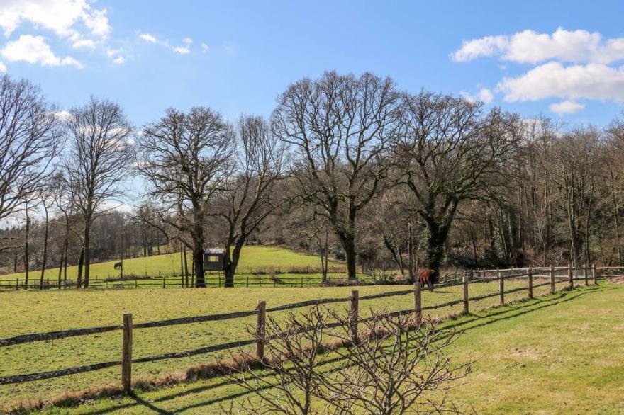 WOODMANCOTE LODGE, pet friendly, luxury holiday cottage in Linchmere