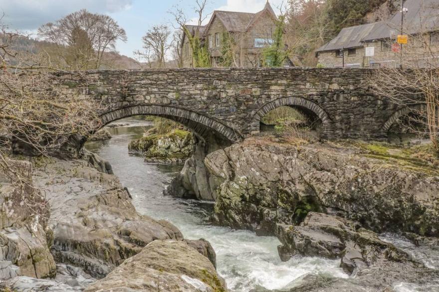ROYAL OAK FARM COTTAGE, character holiday cottage in Betws-Y-Coed