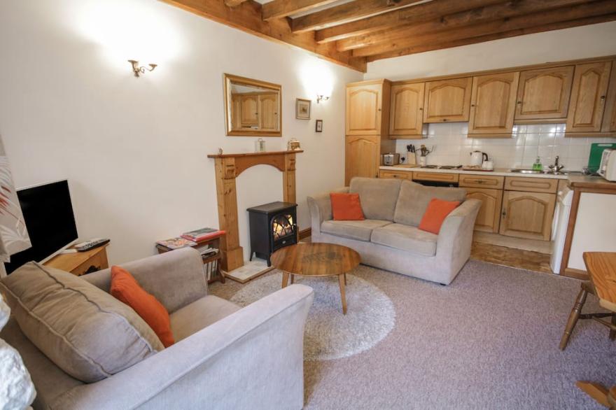 ROYAL OAK FARM COTTAGE, character holiday cottage in Betws-Y-Coed