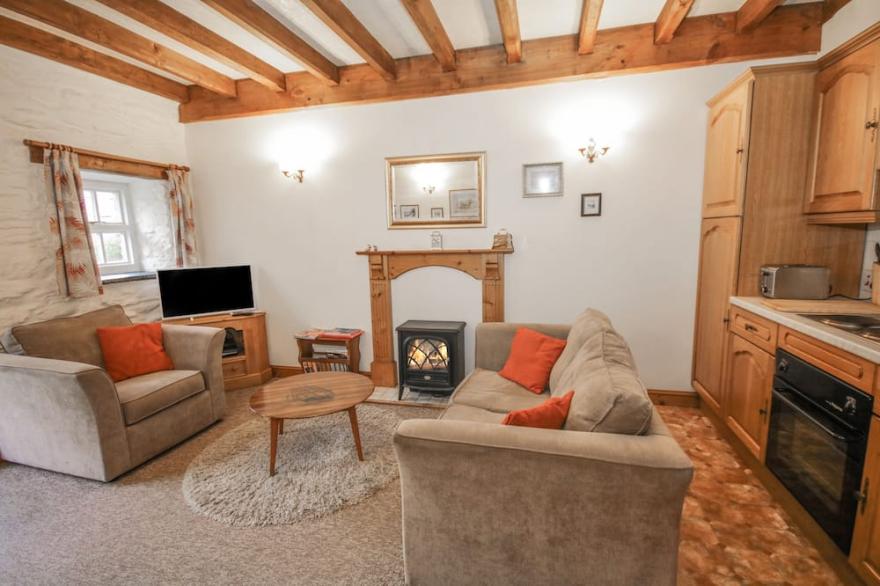 ROYAL OAK FARM COTTAGE, character holiday cottage in Betws-Y-Coed