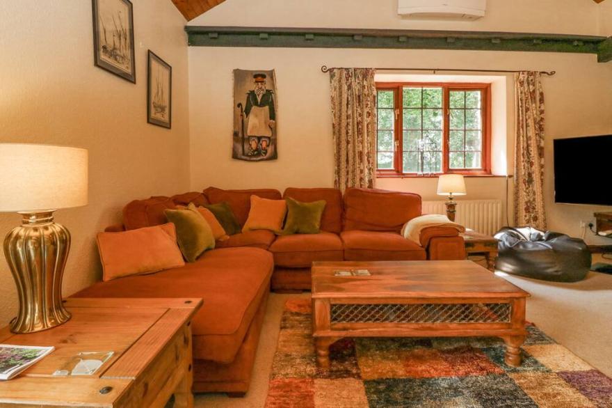 THE LINHAY, pet friendly, with hot tub in Bratton Fleming