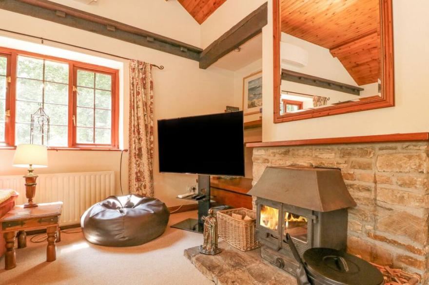 THE LINHAY, pet friendly, with hot tub in Bratton Fleming
