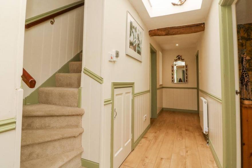 THE LINHAY, pet friendly, with hot tub in Bratton Fleming